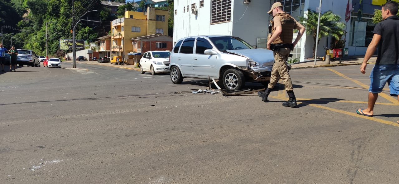 Vídeo Violenta colisão é registrada no Centro de Seara Lance