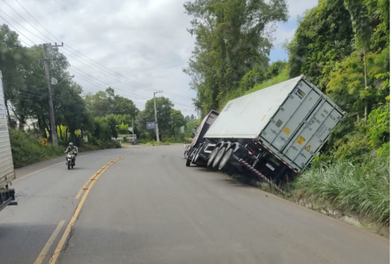 Carreta Cai Em Valeta E Deixa O Tr Nsito Lento Na Sc Em Conc Rdia