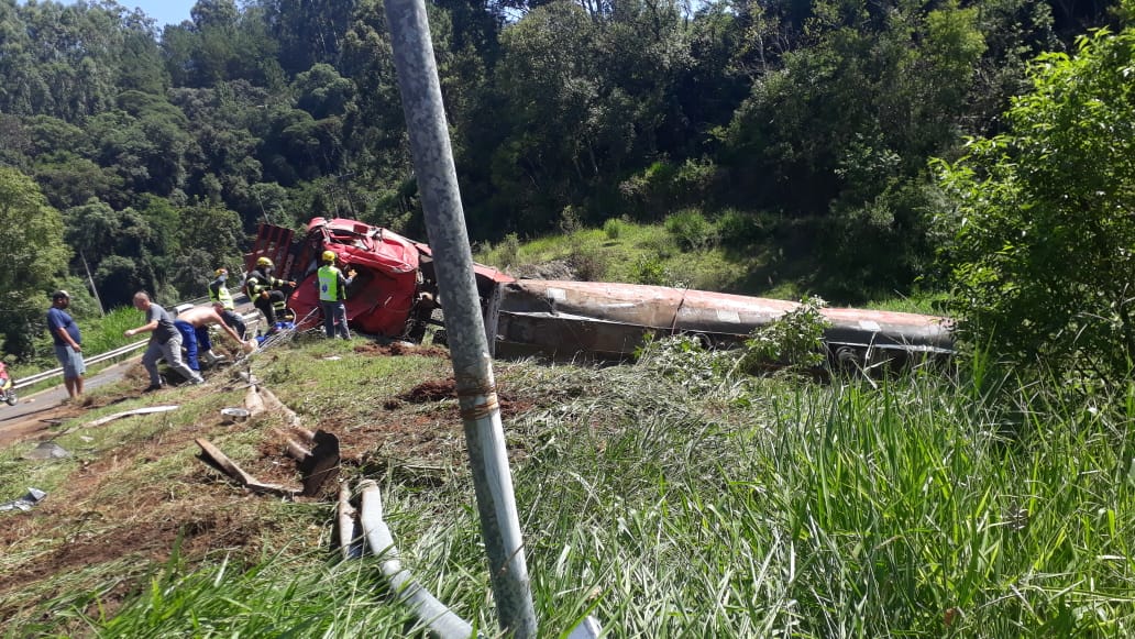 Fotos caminhão sai da pista e tomba entre Seara e Itá Lance Notícias