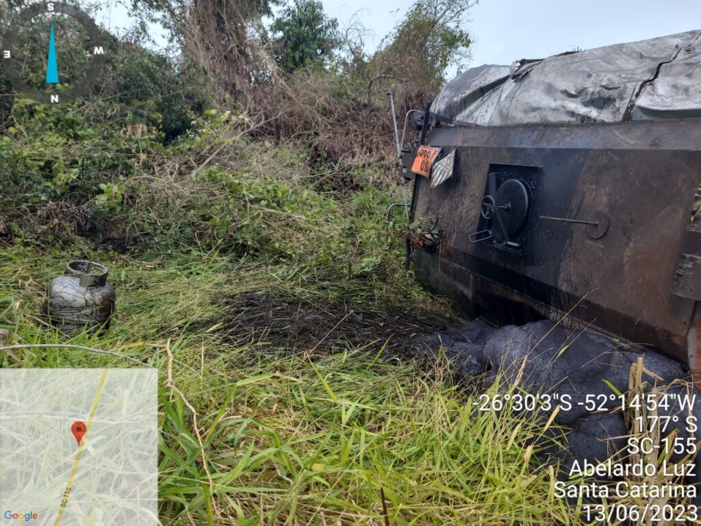 Caminh O Carregado Produto Perigoso Sai Da Pista E Tomba Na Sc