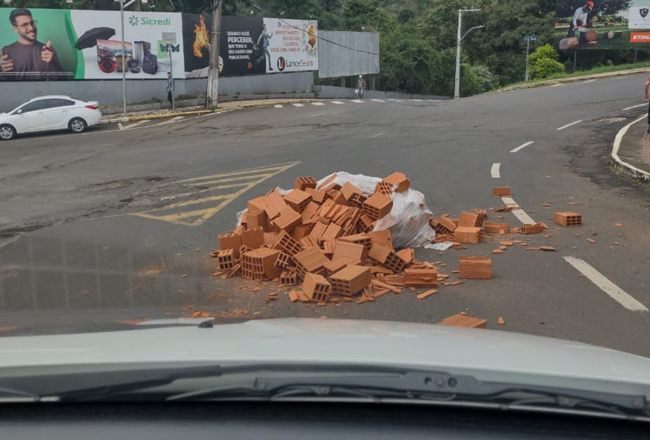 Vídeo: pallet de tijolos caem sobre o cruzamento da rua 7 de Setembro. Motoristas devem ter atenção redobrada