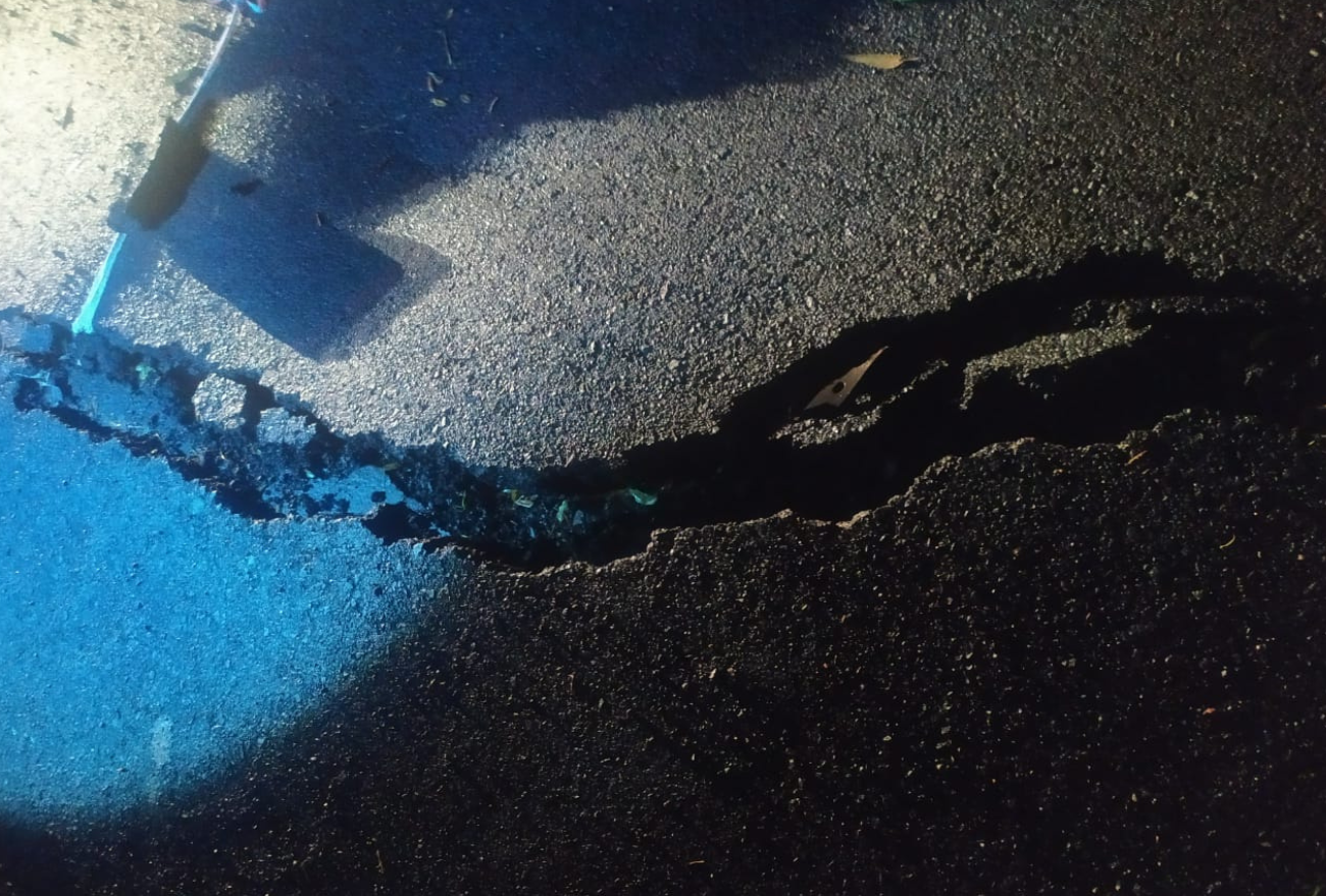 Fotos: Rachadura no asfalto deixa trânsito em meia pista no acesso a Xavantina
