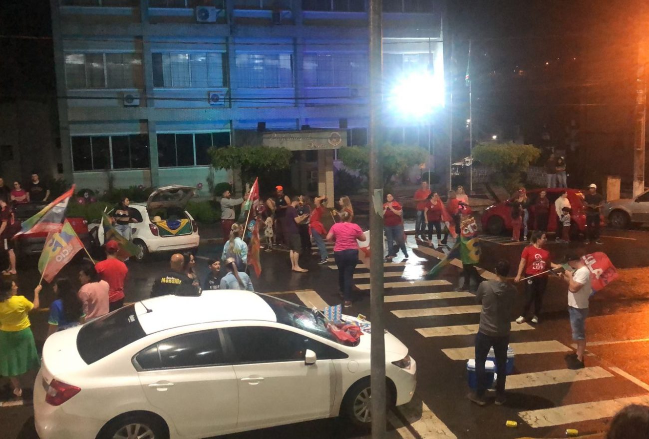 Vídeos: Apoiadores do PT se reúnem em frente a prefeitura de Seara