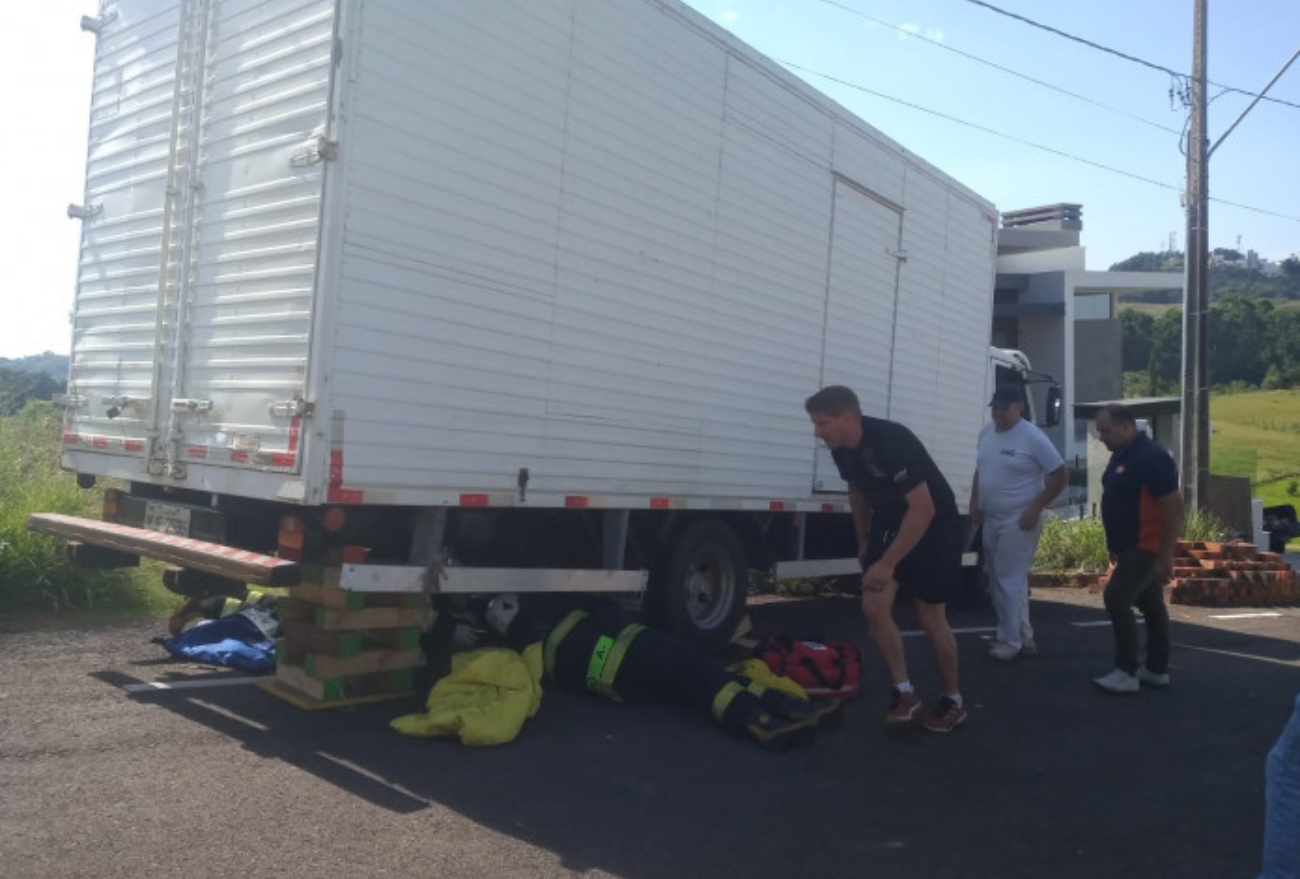 Duas pessoas feridas em acidente envolvendo caminhão em loteamento de Concórdia