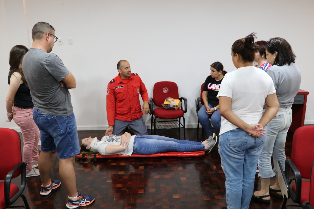 Técnicos da saúde de Concórdia realizam treinamento de transporte de pacientes