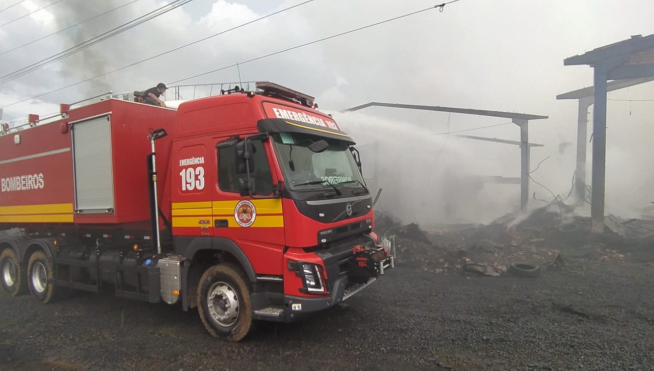 Sete quartéis do Oeste foram acionados para combate de incêndio na empresa de Coronel Freitas