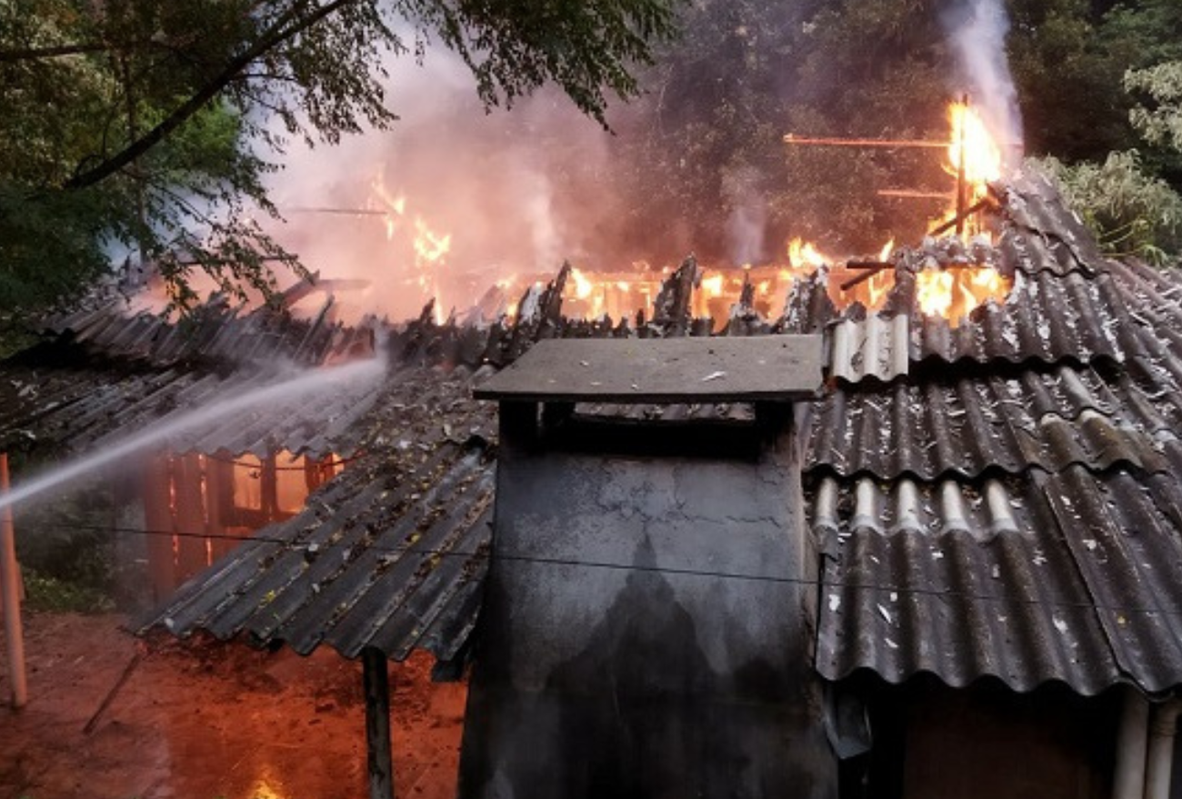 Residência abandonada é consumida por incêndio nesta madrugada (04) em Concórdia