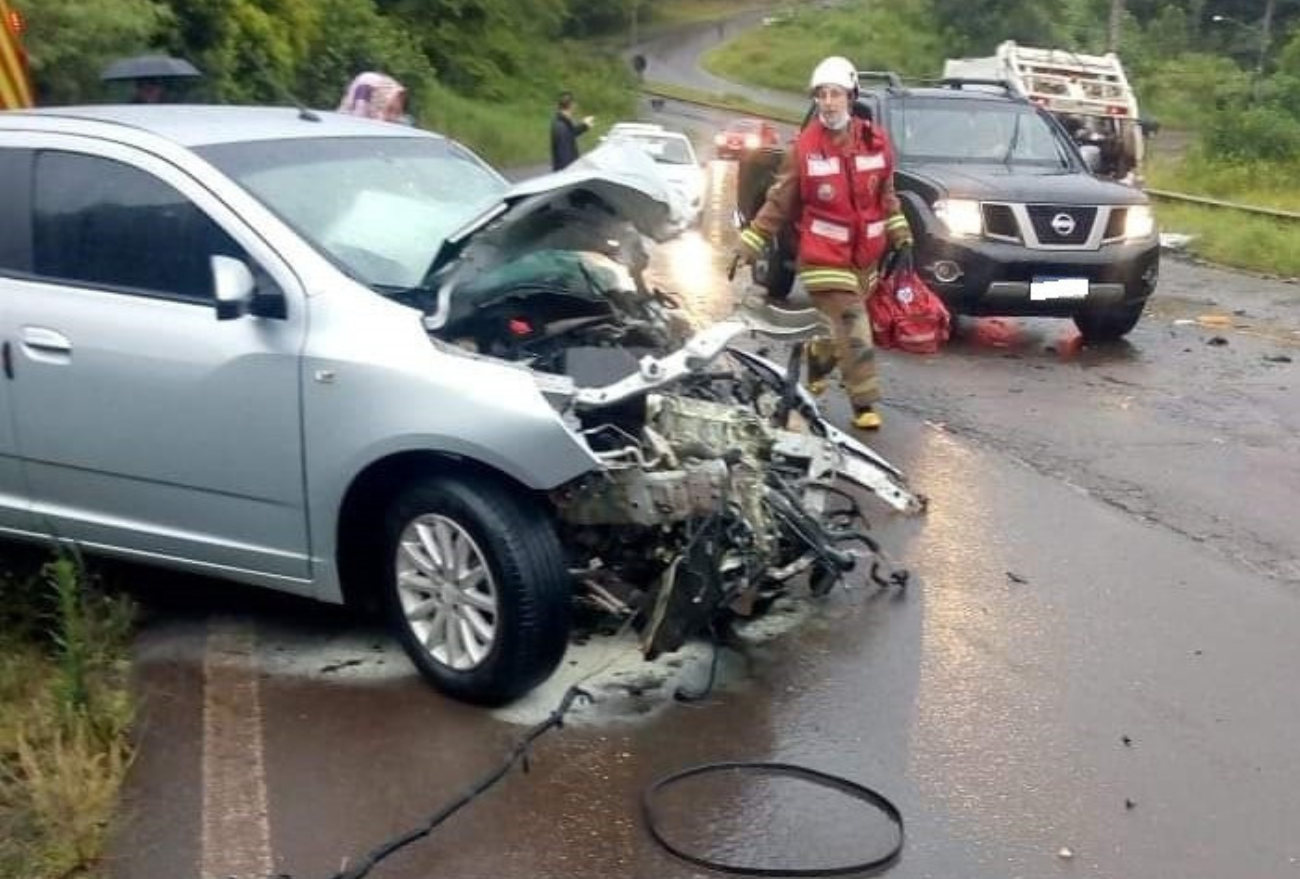 Idoso fica ferido após colisão entre carro e caminhão na SC-283
