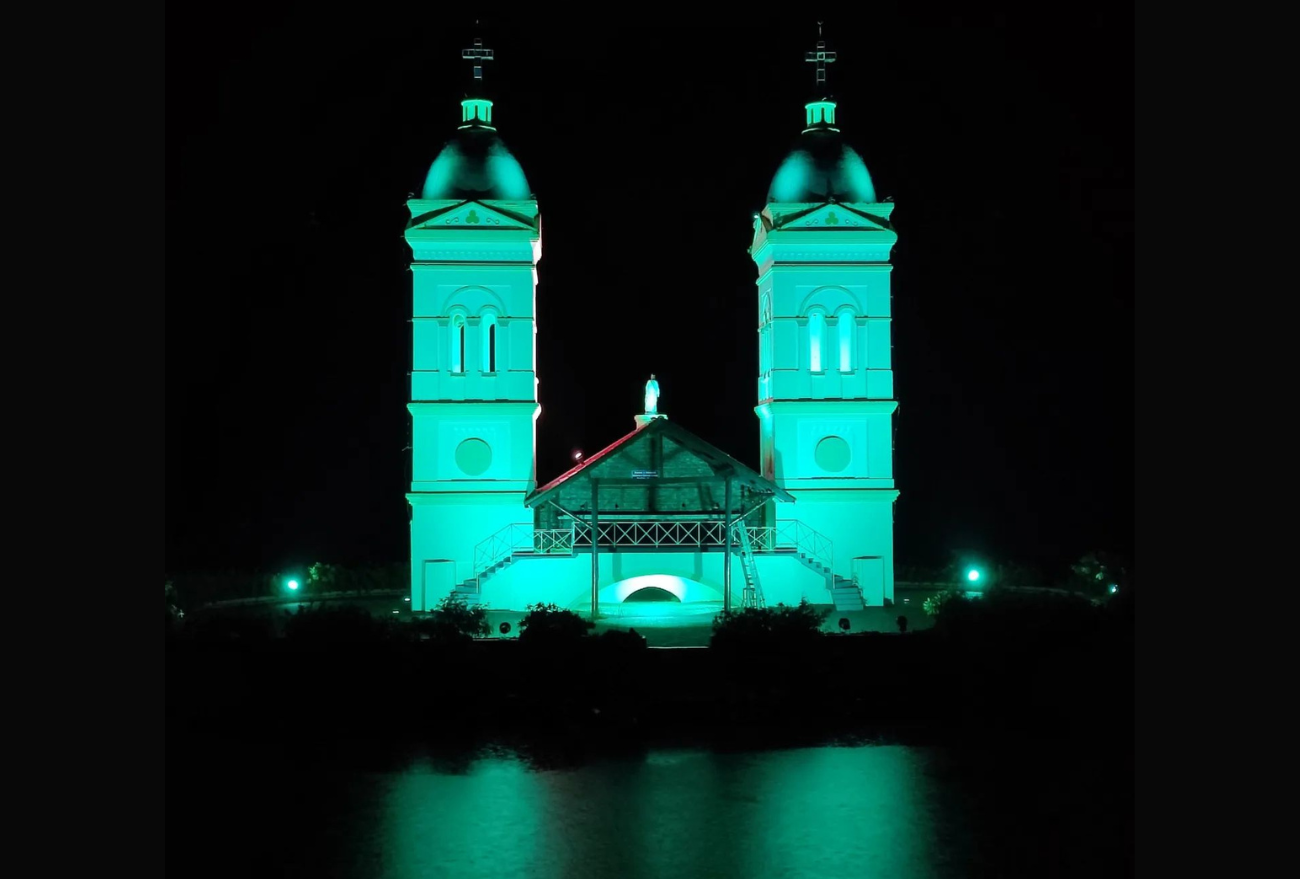 Fotos: torres da igreja de Itá recebem nova iluminação