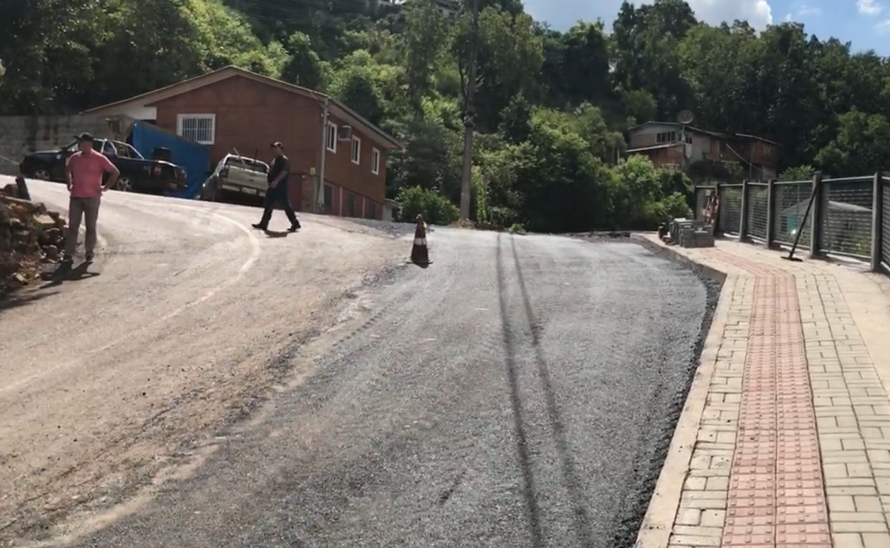 Vídeo: Prefeitura de Seara trabalha na colocação de asfalto na curva do bairro Bela Vista