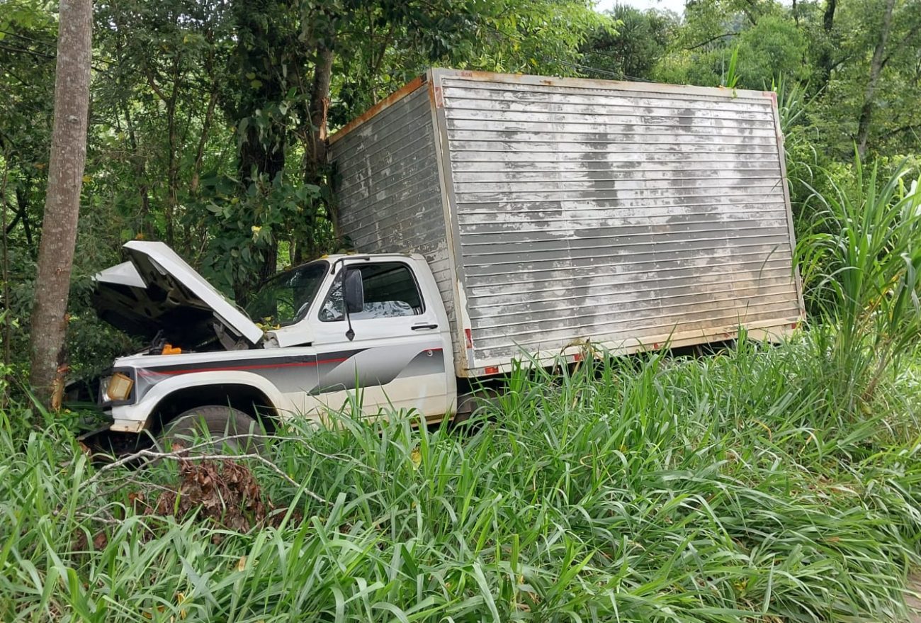 Saída de pista seguida de choque em árvore é registrada na SC-155, em Caraíba