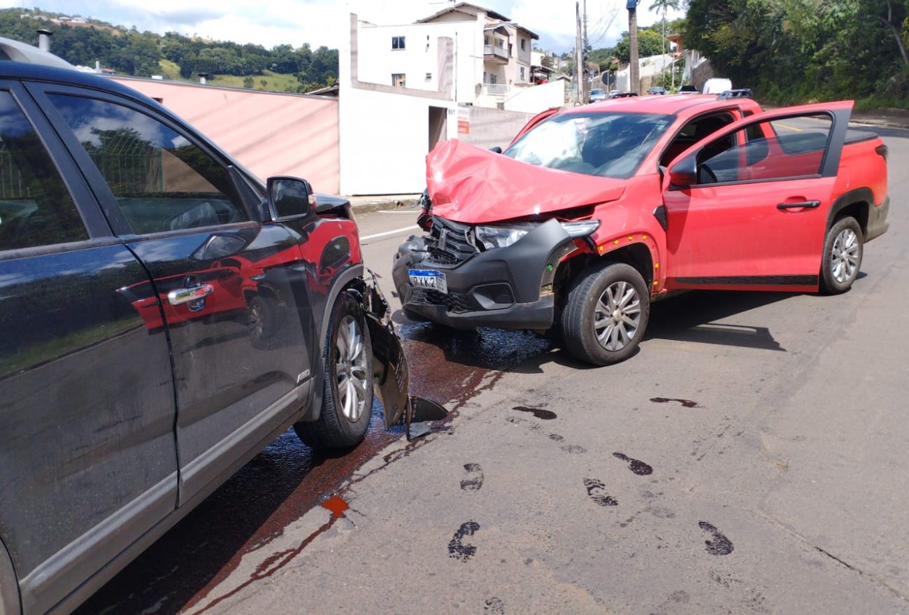 Colisão frontal deixa duas pessoas feridas em Concórdia