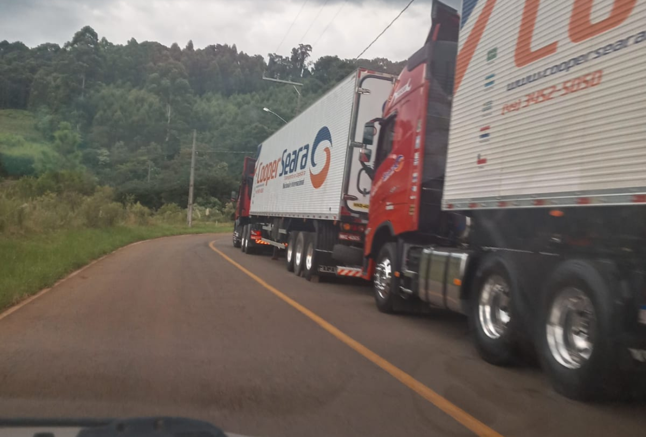 Moradores reclamam de carretas estacionadas próximas ao loteamento Coabe