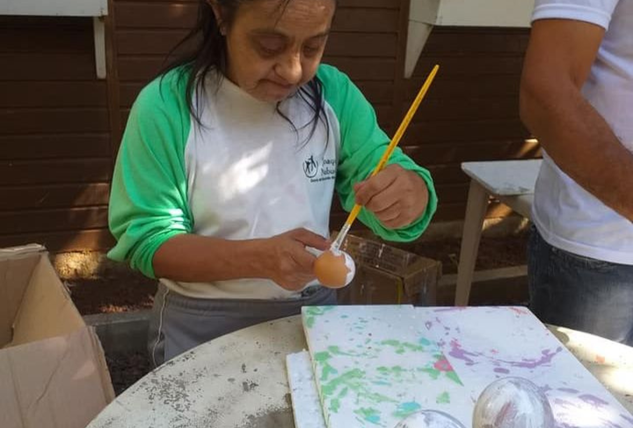 Alunos da APAE de Seara realizam a produção de casquinhas de ovos com cri-cri