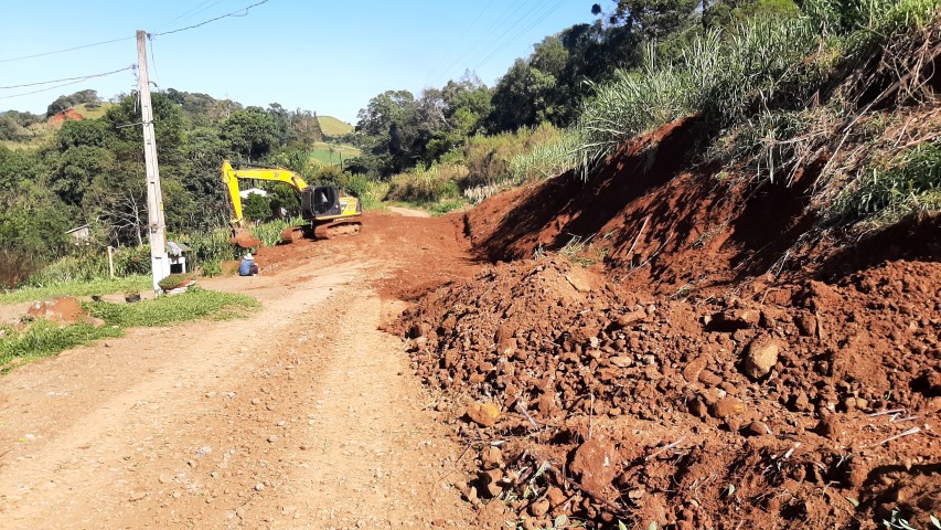 Fotos: Prefeitura de Seara trabalha pesado em alargamento de estrada do interior