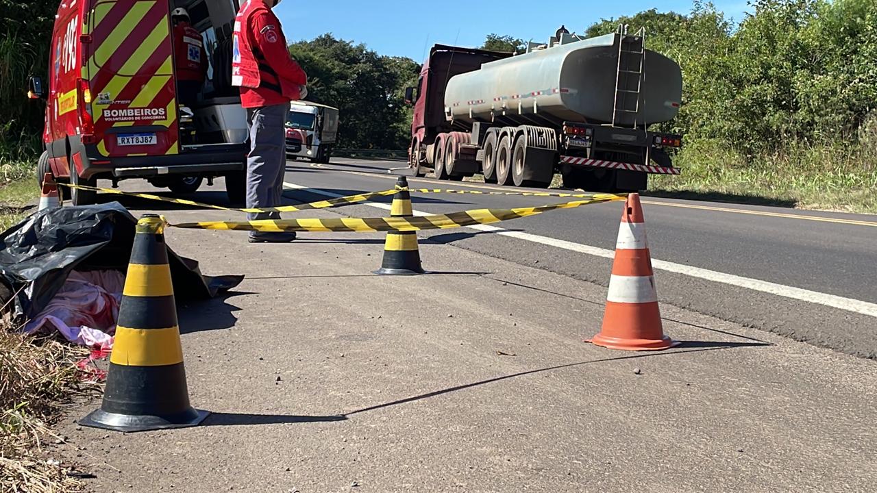 Homem morre após ser atropelado por carreta na BR-153, em Concórdia