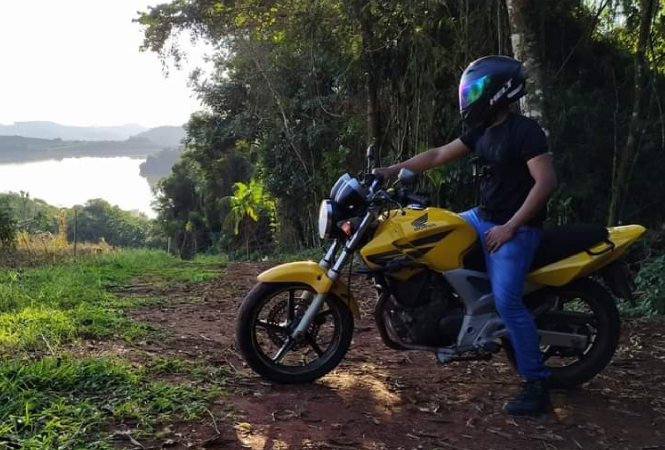 Com sua moto amarela, jovem searaense grava vídeos de humor e conquista fãs