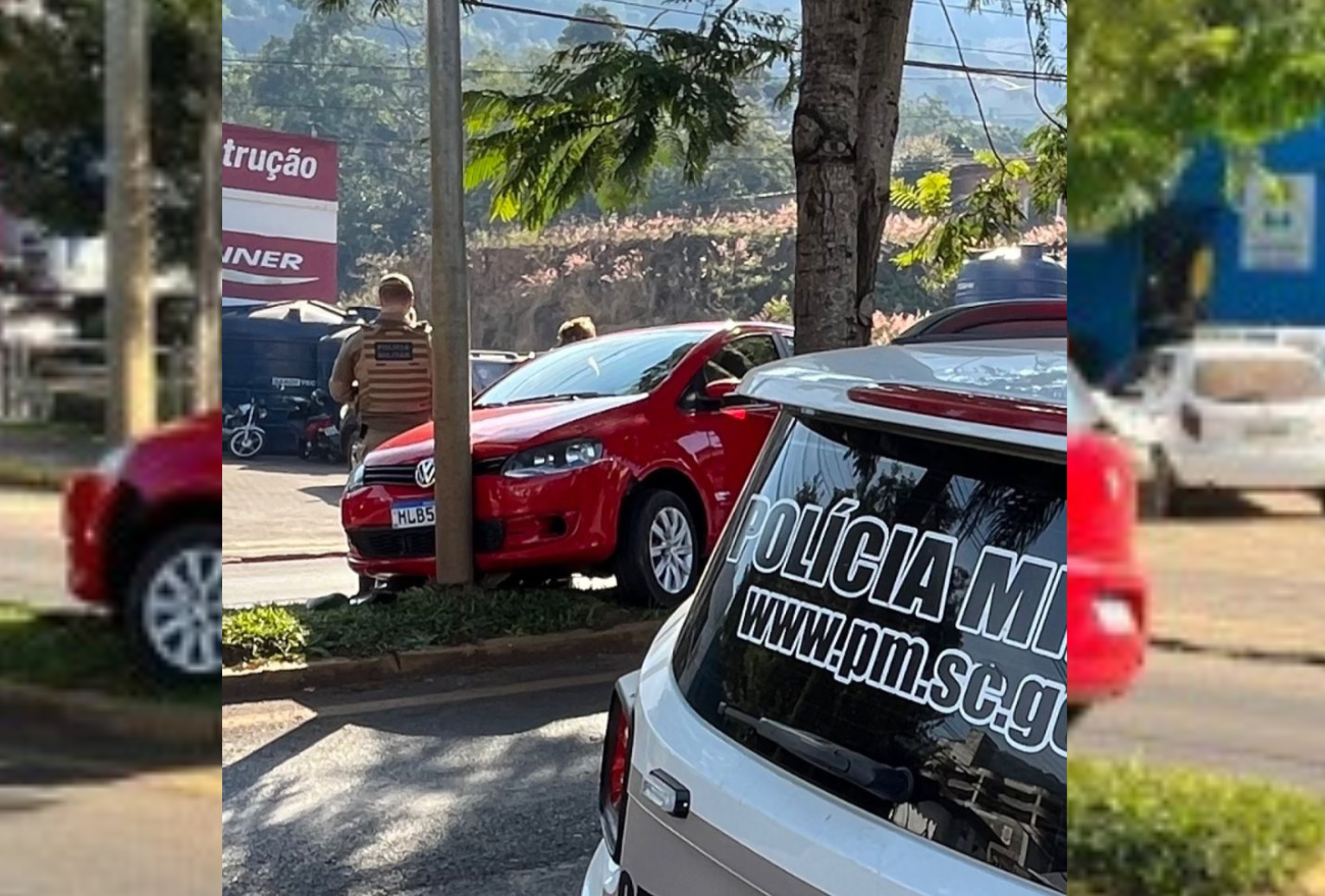 Condutora perde controle do veículo e colide contra poste de iluminação no Centro de Seara