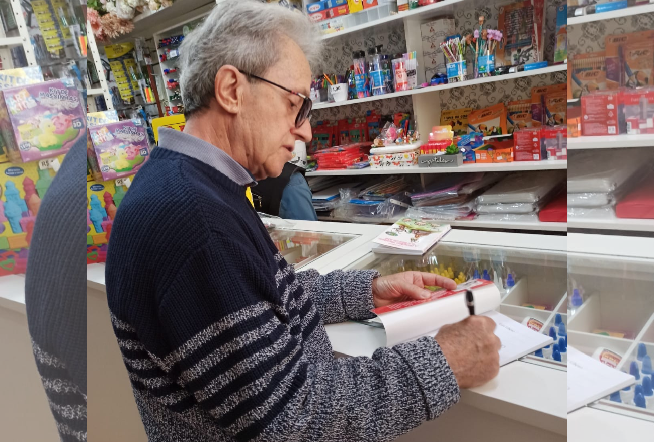 Conheça o morador de Seara que possui mais de dez livros de autoria própria