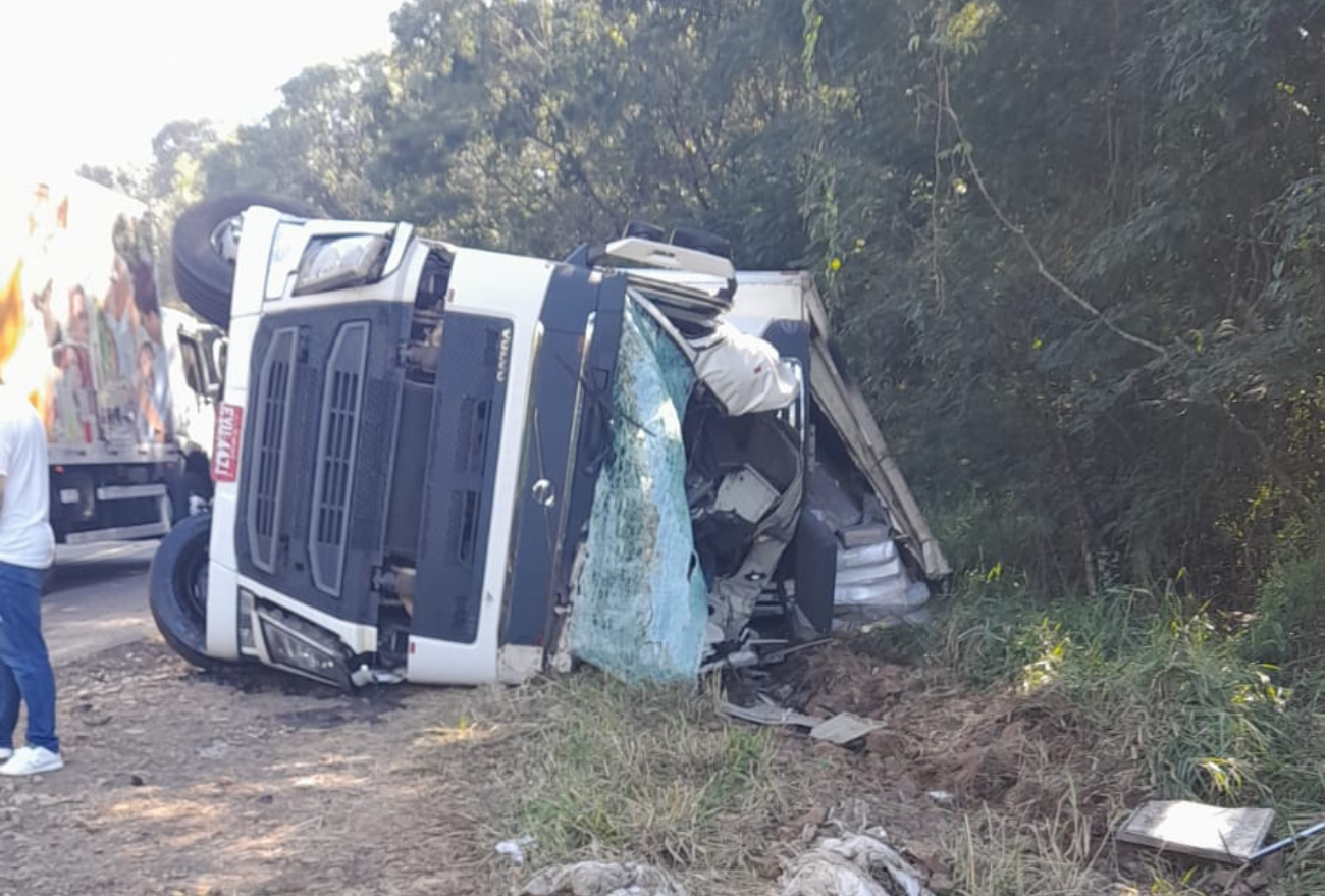 Vídeos: Colisão entre veículos seguida de tombamento de carreta é registrado na SC-283, interior de Seara