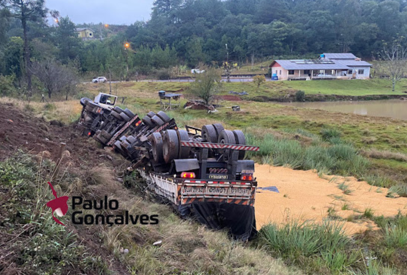 Carreta sai de pista e capota na BR-282 