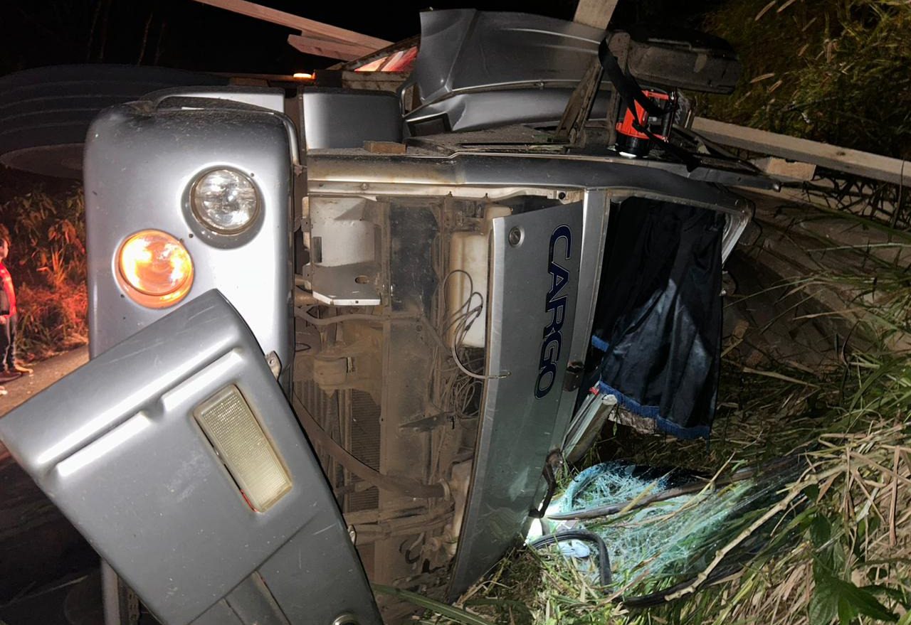 Acidente de trânsito em Xavantina: carreta tomba e vítimas ficam presas nas ferragens