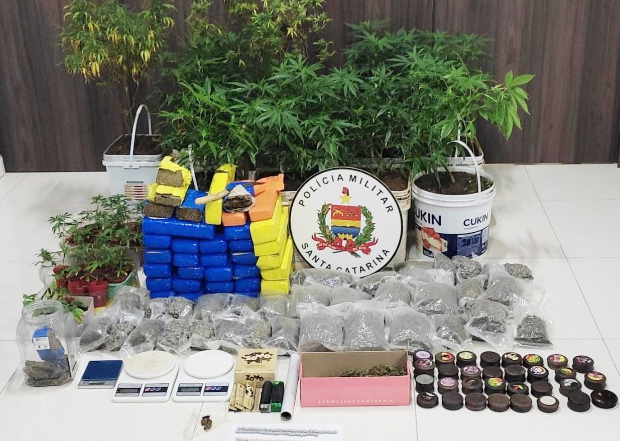 Polícia Militar localiza mais de 21 kg de maconha, skank, ecstasy e estufa com mais de 50 pés de maconha, em Irani