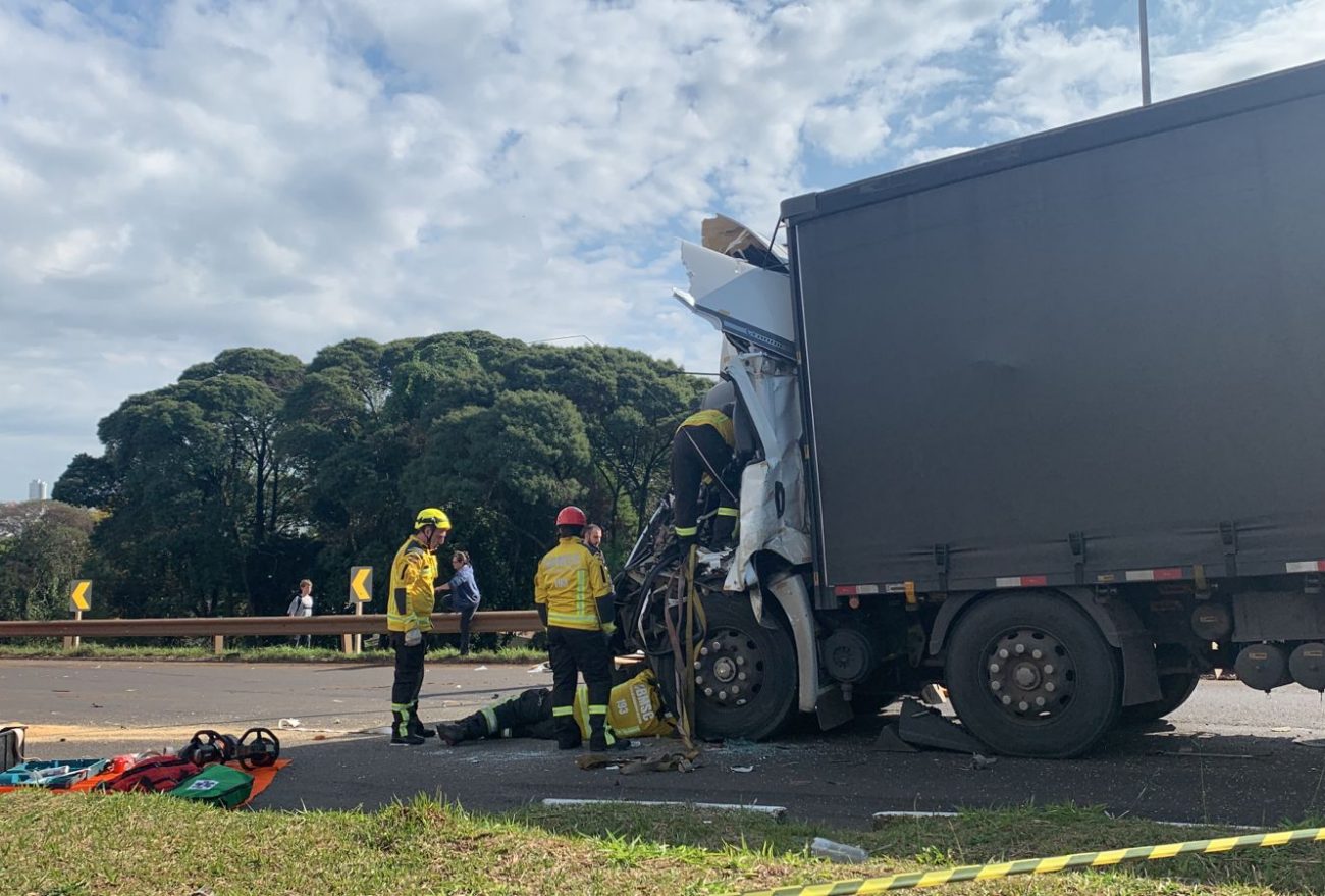 Grave acidente na BR-282 deixa vítima presa às ferragens