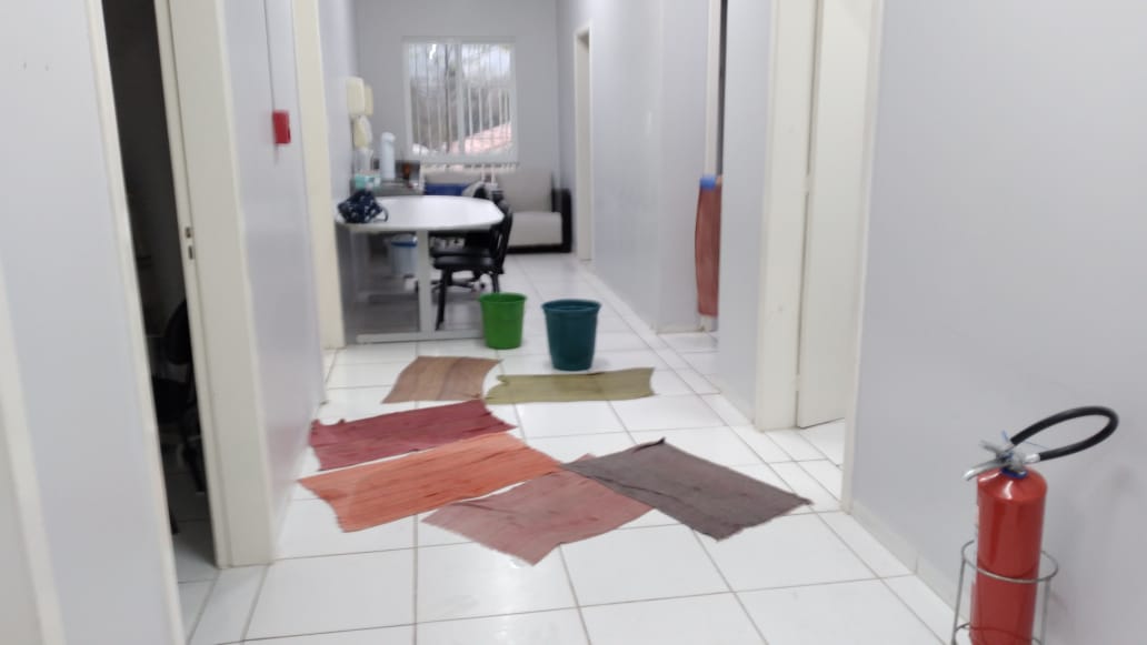 Vídeos: vereador reclama da situação do Posto de Saúde do bairro Colinas, em dias de chuva