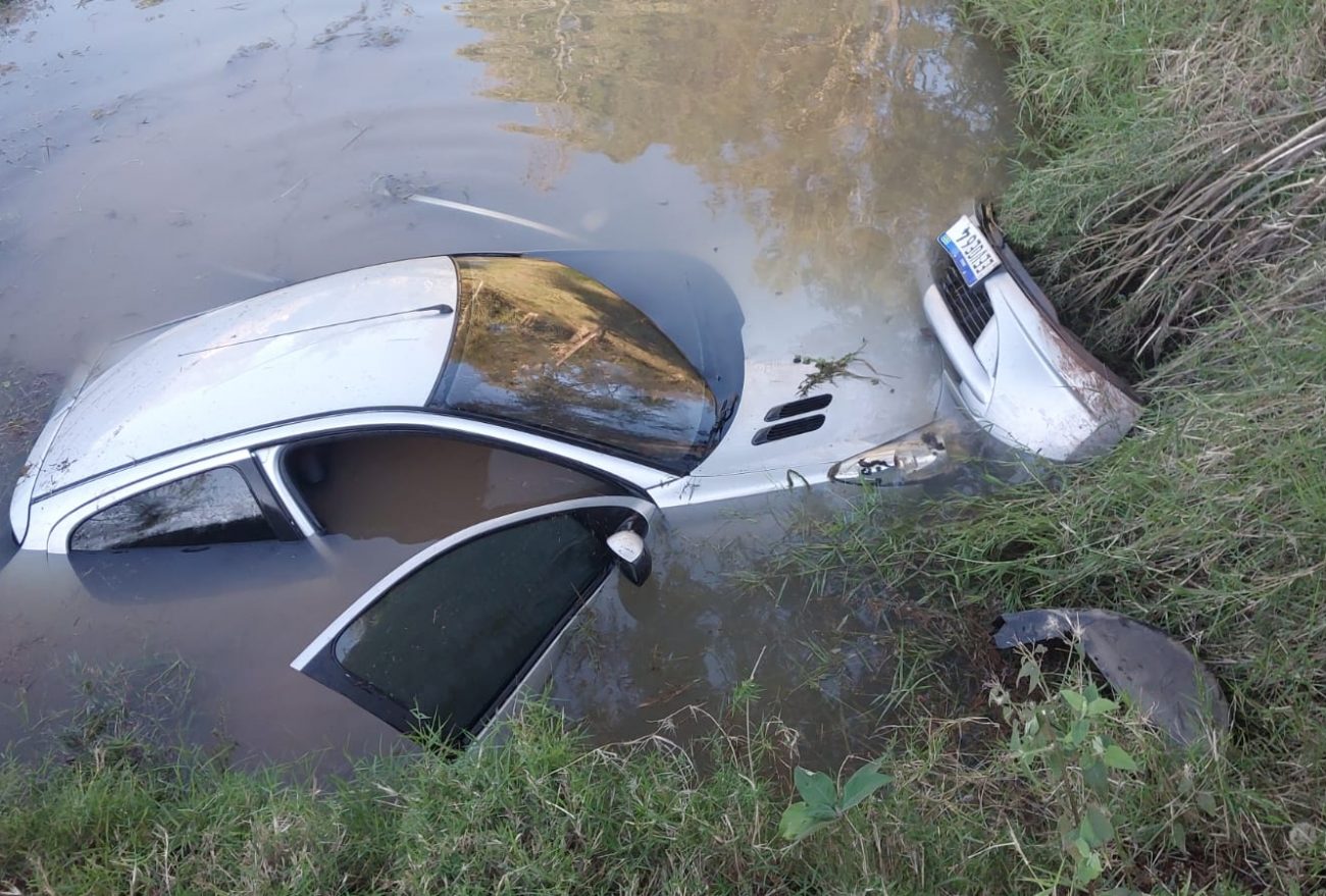 Veículo cai em açude após saída de pista em Linha das Palmeiras, vítima se evadiu do local