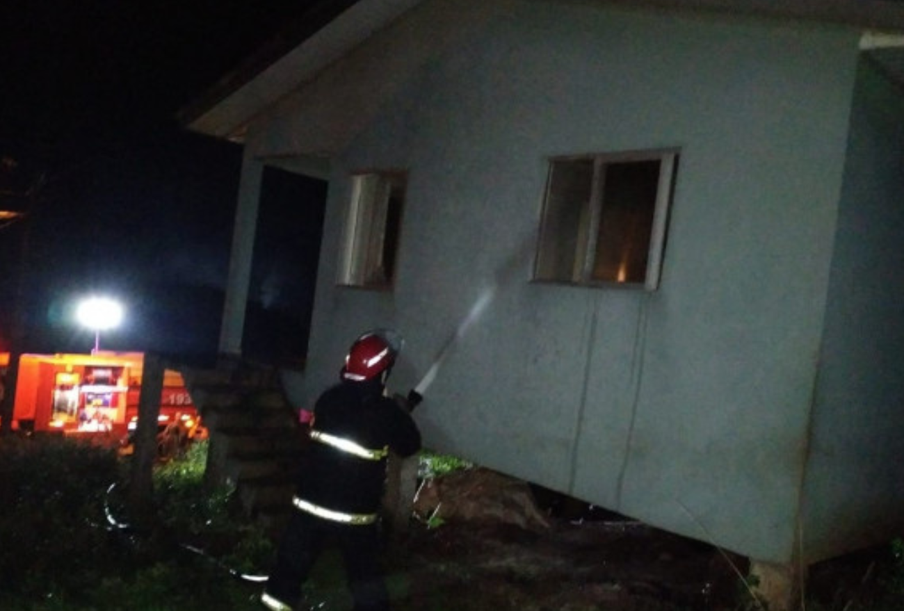 Incêndio em residência é registado no Loteamento Beckman, em Itá