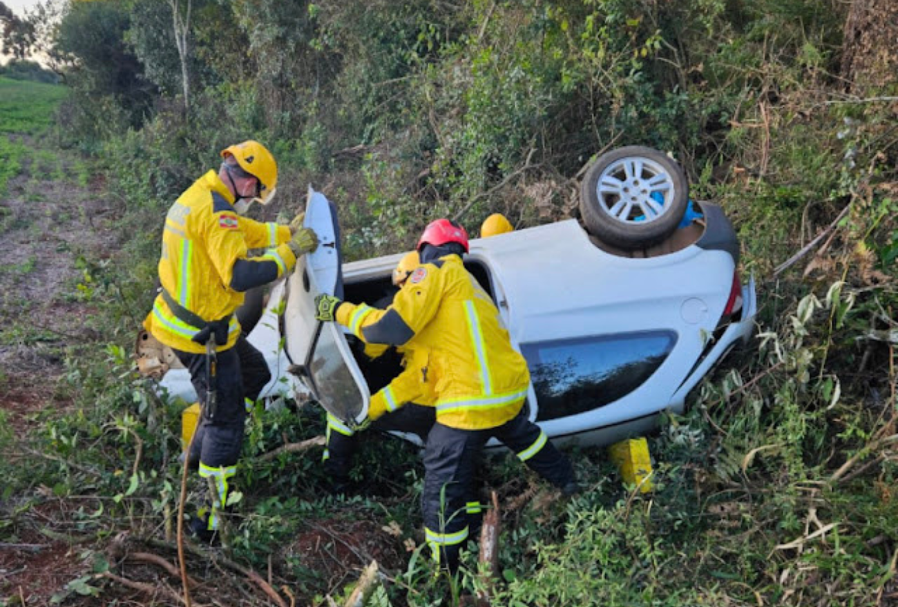Casal do Oeste morre após capotamento de veículo na BR-470