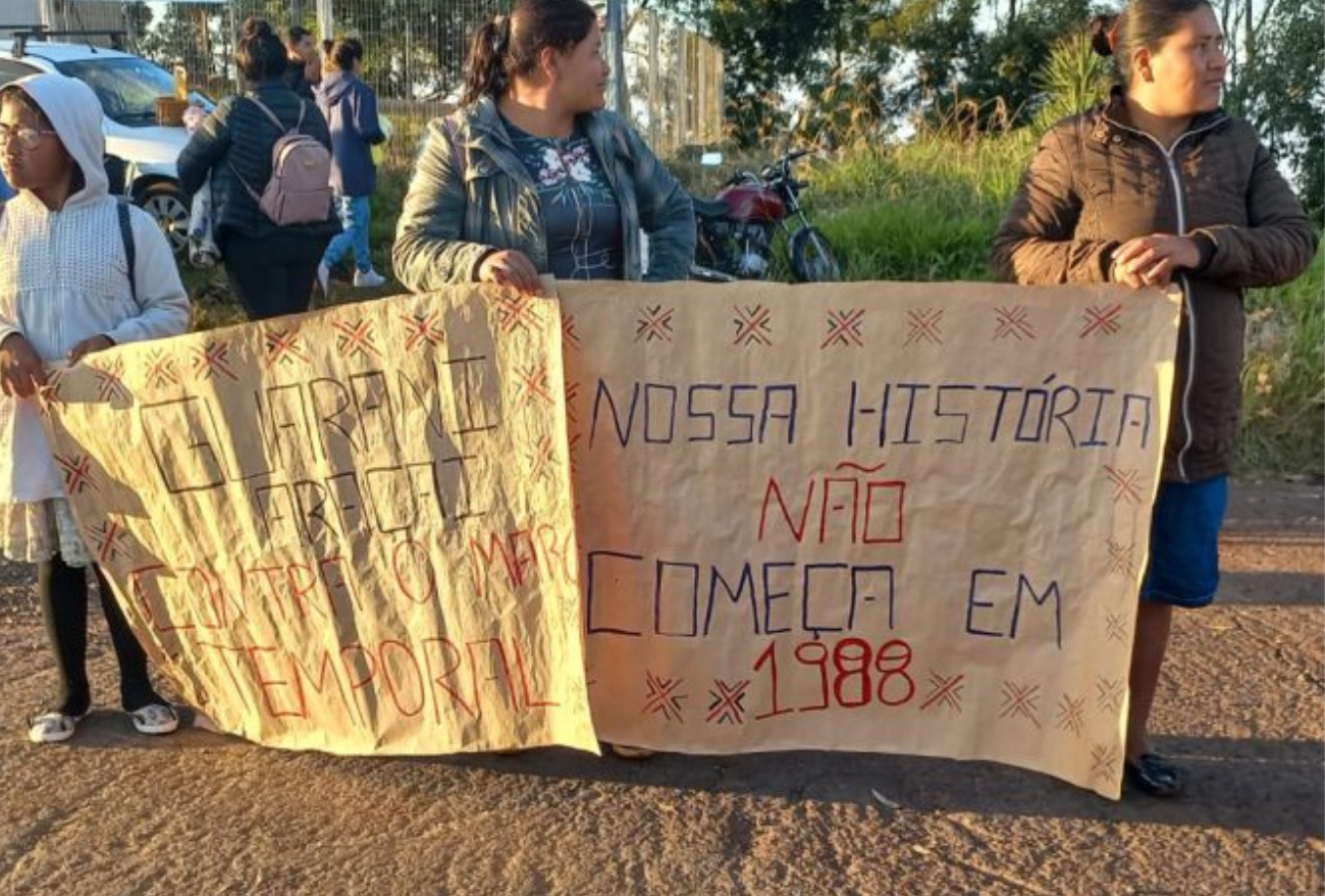 Indígenas protestam contra o Marco Temporal na SC-283, no trevo de Paial