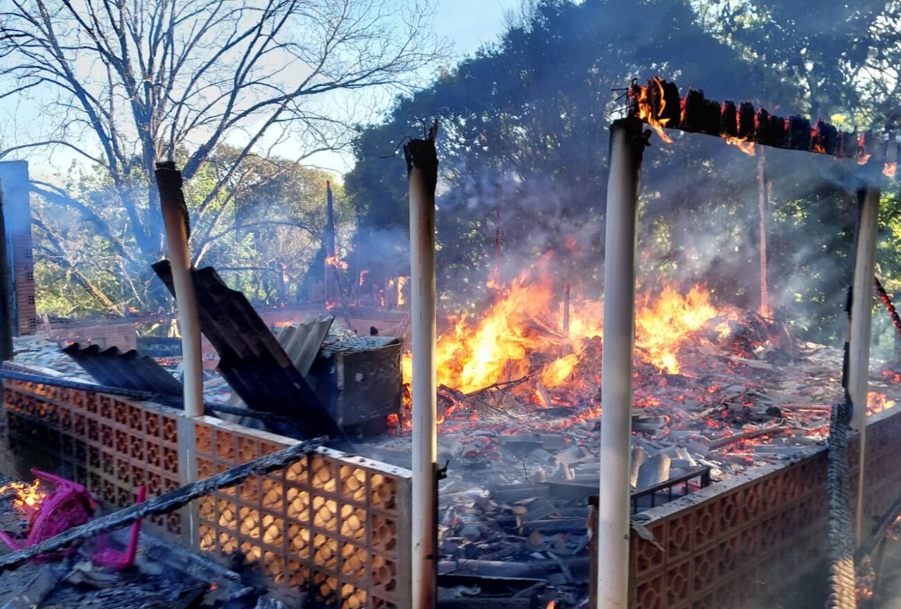 Fogo destrói residência em Linha Sagrado Coração, interior de Seara