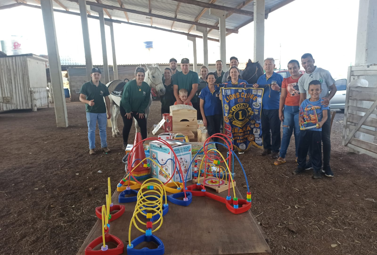 Lions Clube beneficia projeto de Equoterapia de Seara com materiais pedagógicos