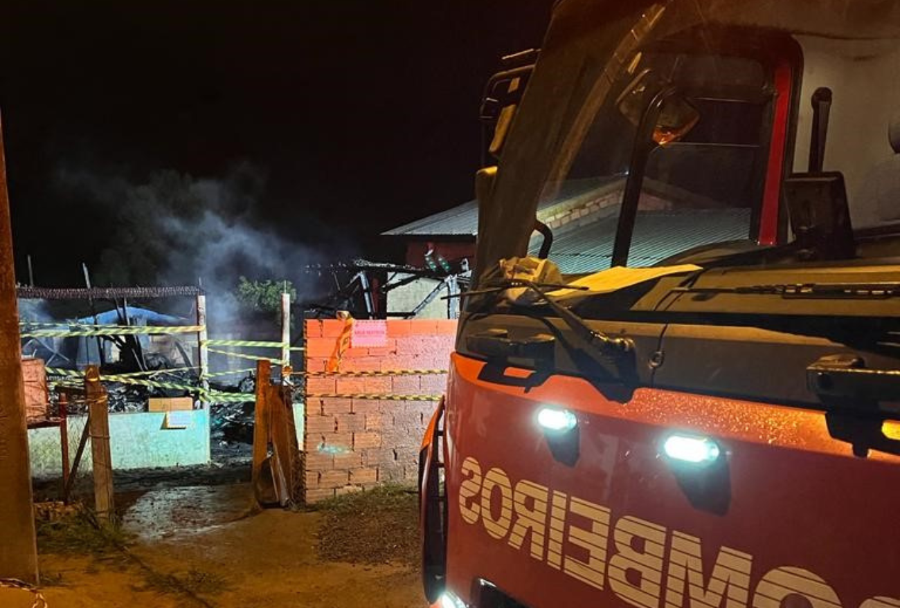 Filho cadeirante e mãe morrem queimados em incêndio de residência