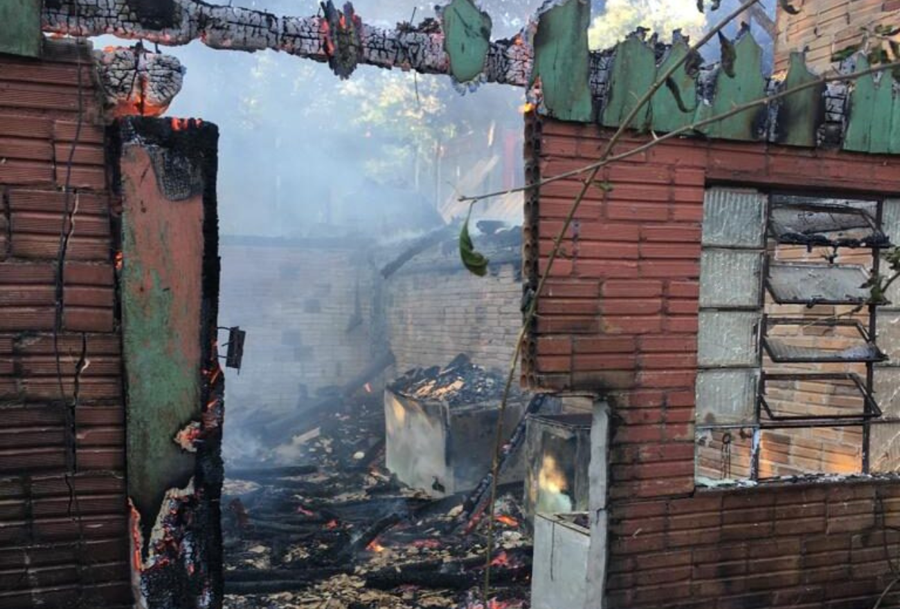 Família que teve casa destruída pelo fogo em Seara, necessita de doações