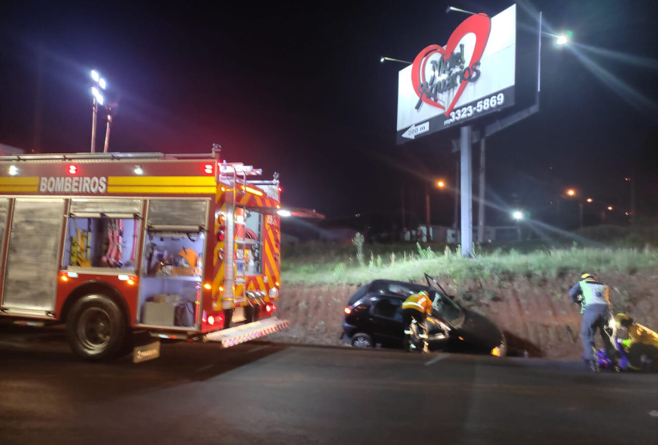 Veículo colide em barranco e condutora fica ferida na SC- 283 , saída para Seara