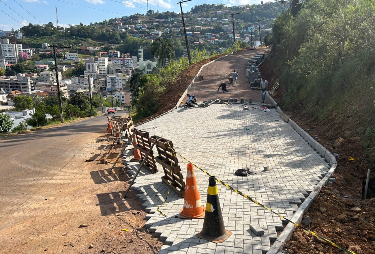 Colocação de pavers na Rua Nova Milano é iniciada