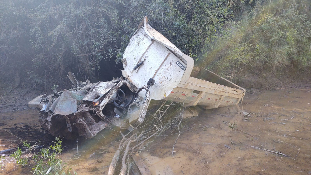 Motorista fica ferido após caminhão cair em lago