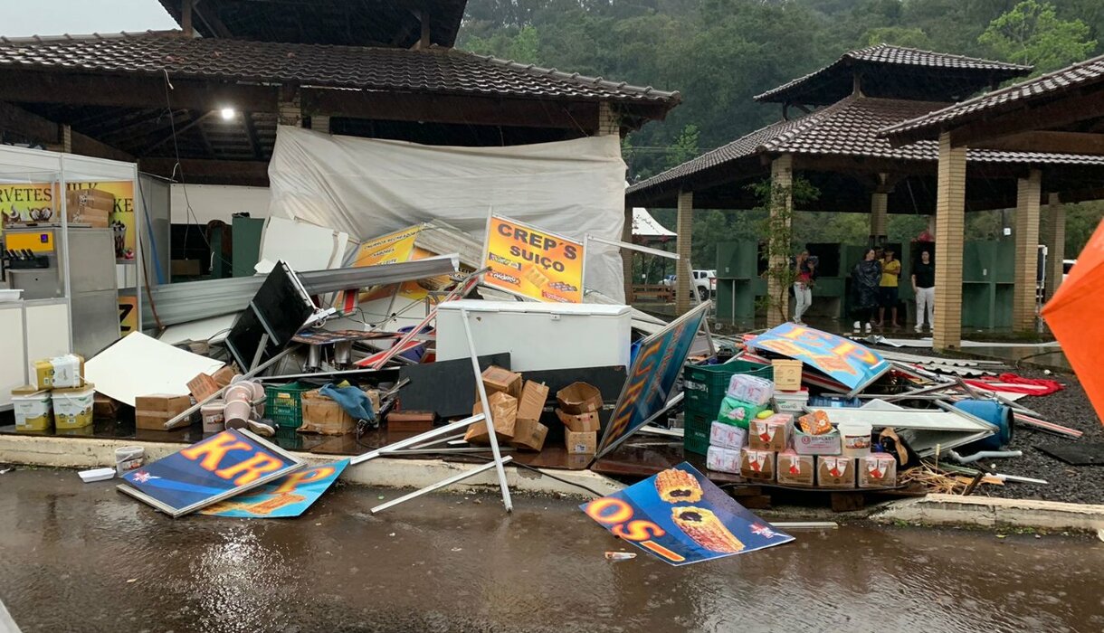 Chuva e vento causam destruição em estandes da Expo Concórdia