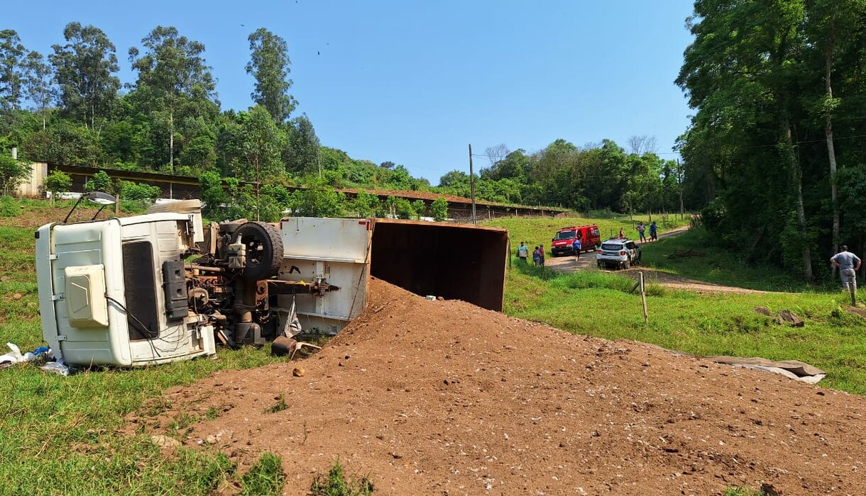 Caminhão sai da pista e tomba no interior de Arabutã