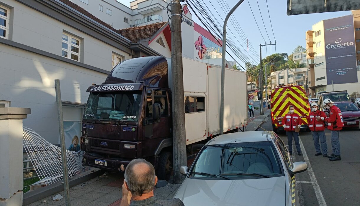 Caminhão sem freio colide em poste e cerca do Hospital São Francisco, em Concórdia