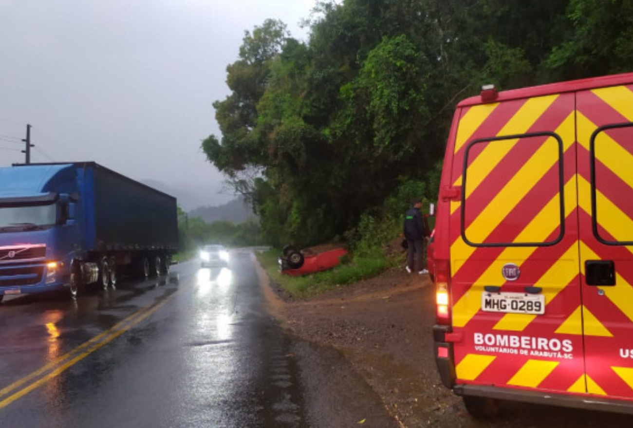 Veículo com placas de Seara capota na SC-283, entre Seara e Concórdia