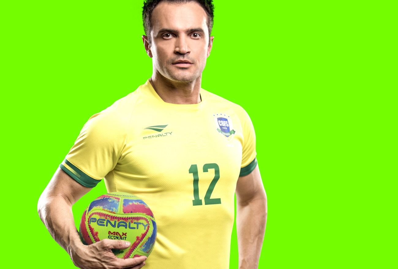 Jogo com o ídolo do futsal brasileiro, Falcão. É hoje, não perca!