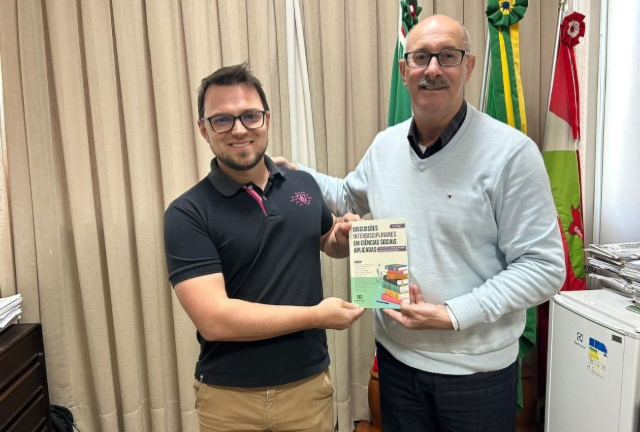 Diretor de Compras e Licitações da Prefeitura de Seara, Luiz Dalago Júnior, apresenta seu livro ao Prefeito de Seara