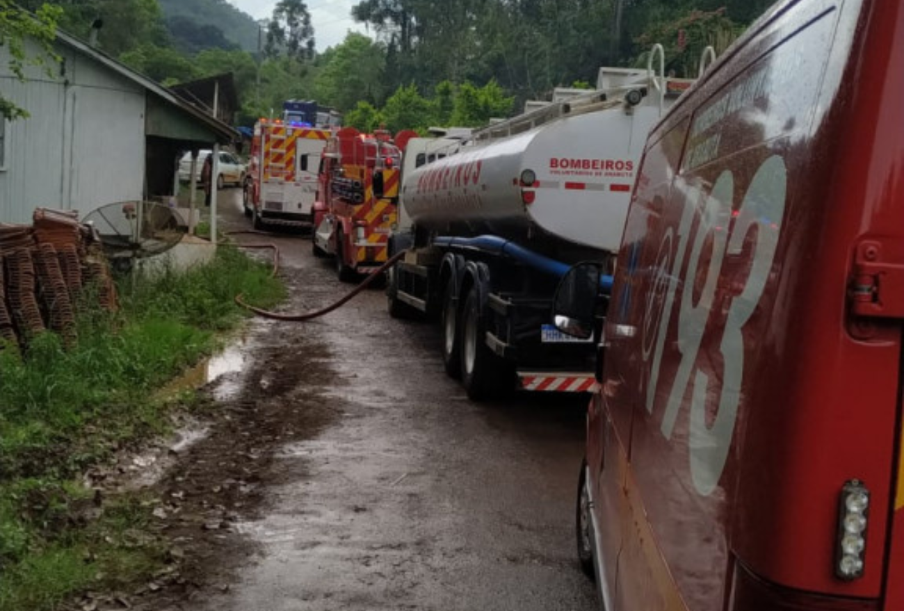 Bombeiros de Arabutã atendem ocorrência de incêndio no interior do Município