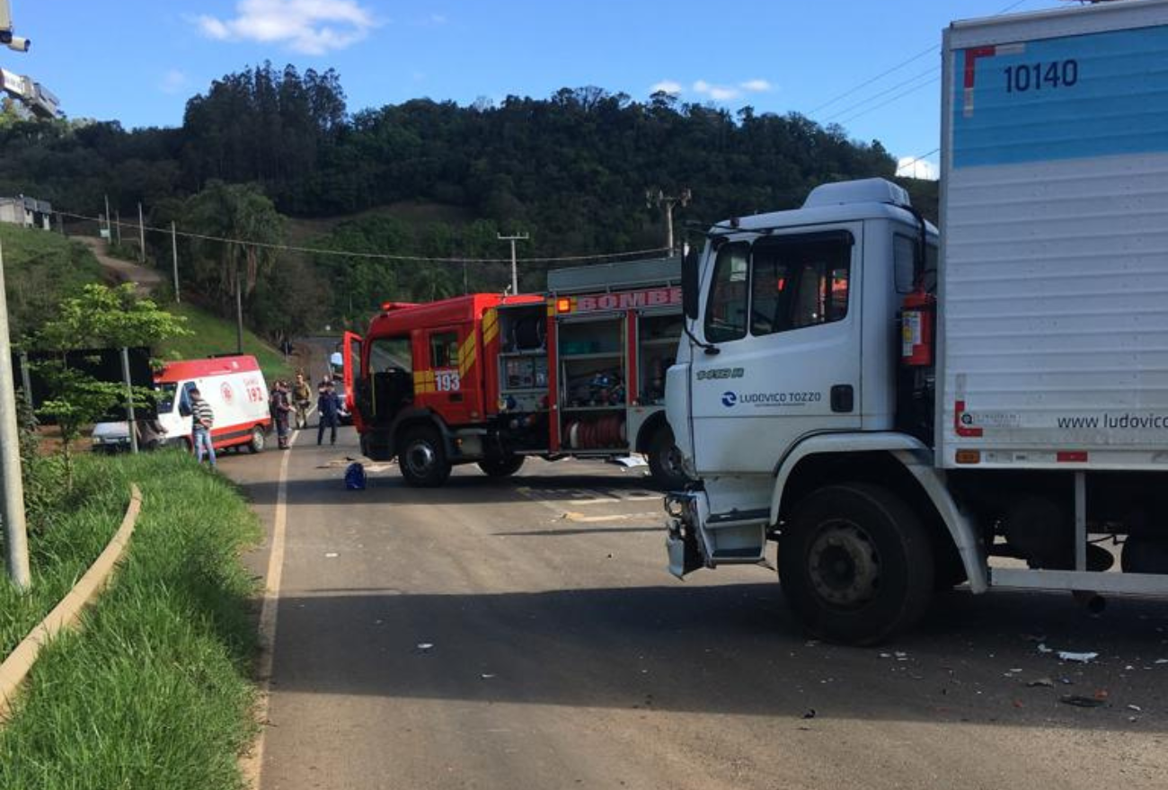 Caminhão colide lateralmente em veículo e deixa vítima encarcerada