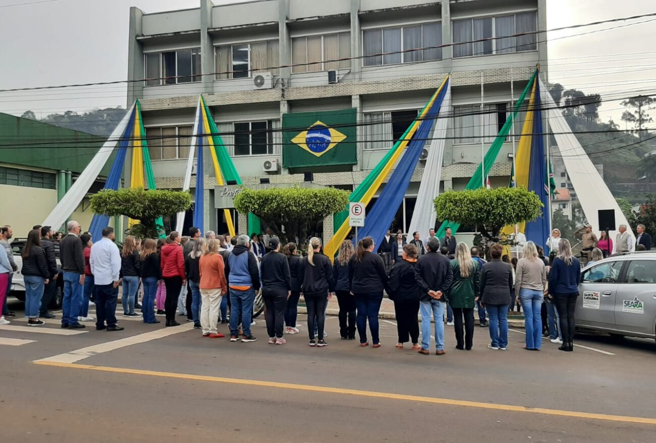 Abertura da Semana da Pátria é marcada por apresentações dos corais da terceira idade e infantil, em Seara