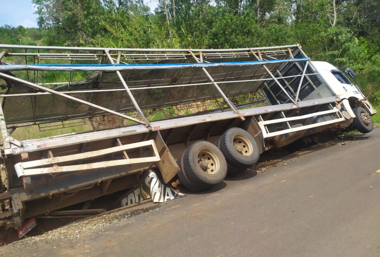 Carro com placas de Xavantina capota na SC-155 entre Seara e Itá